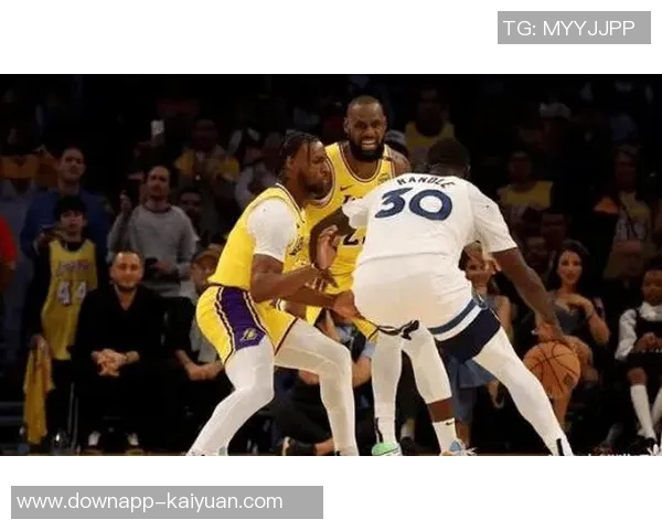 里夫斯赛后第一时间告知詹姆斯我曾为他们父子送出空接精彩瞬间