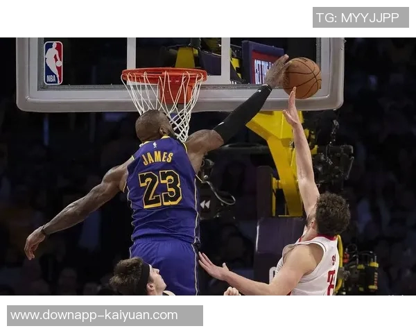 詹姆斯助力落选秀里夫斯展现团队精神乔丹科比难以做到的无私行为 詹姆斯助力落选秀里夫斯展现团队精神乔丹科比难以做到的无私行为